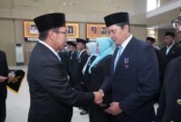 Ket foto. Wali Kota Batu, Nurochman saat menyalami salah satu ASN berprestasi 