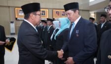 Ket foto. Wali Kota Batu, Nurochman saat menyalami salah satu ASN berprestasi 