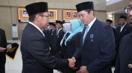 Ket foto. Wali Kota Batu, Nurochman saat menyalami salah satu ASN berprestasi 