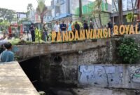 Ket foto. Wali Kota Malang, Wahyu Hidayat (jaket biru Dongker) saat mengecek kondisi jembatan Sono kembang pandanwangi yang ambrol
