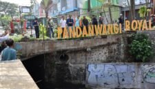 Ket foto. Wali Kota Malang, Wahyu Hidayat (jaket biru Dongker) saat mengecek kondisi jembatan Sono kembang pandanwangi yang ambrol