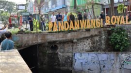 Ket foto. Wali Kota Malang, Wahyu Hidayat (jaket biru Dongker) saat mengecek kondisi jembatan Sono kembang pandanwangi yang ambrol