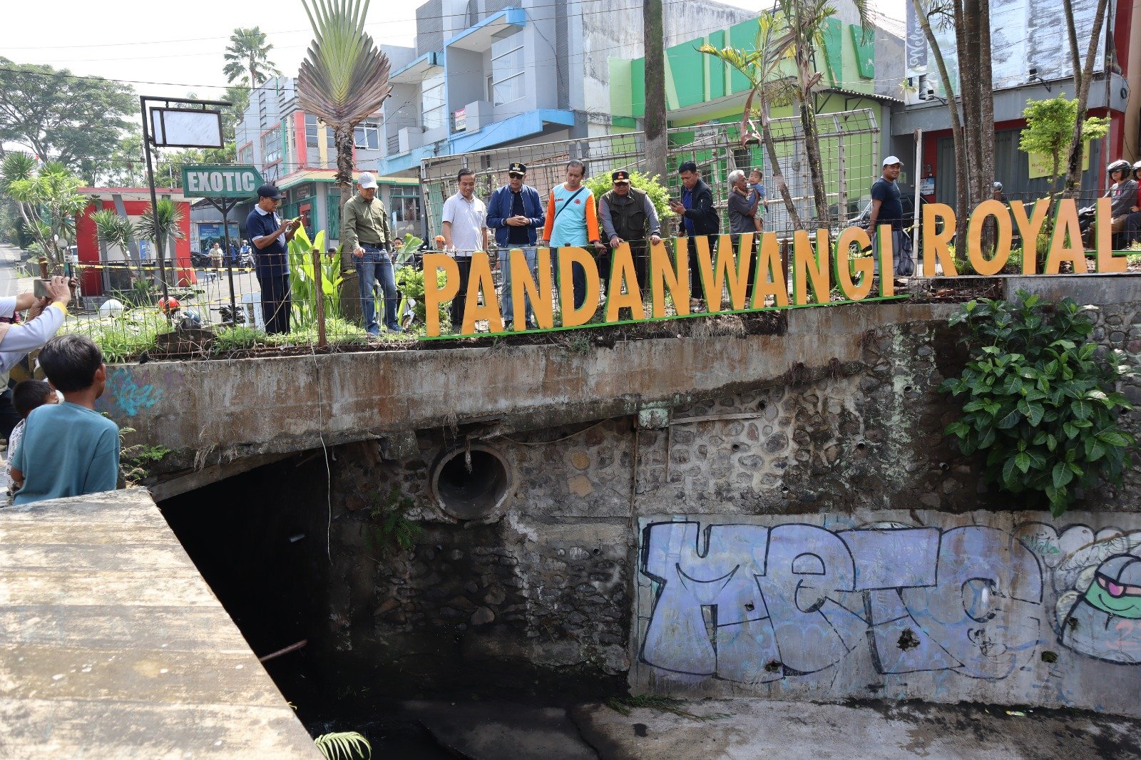 Jembatan Sonokembang Ambrol, Wali Kota Malang Tinjau Langsung dan Perintahkan Perbaikan Darurat IMG-20251015-WA0029