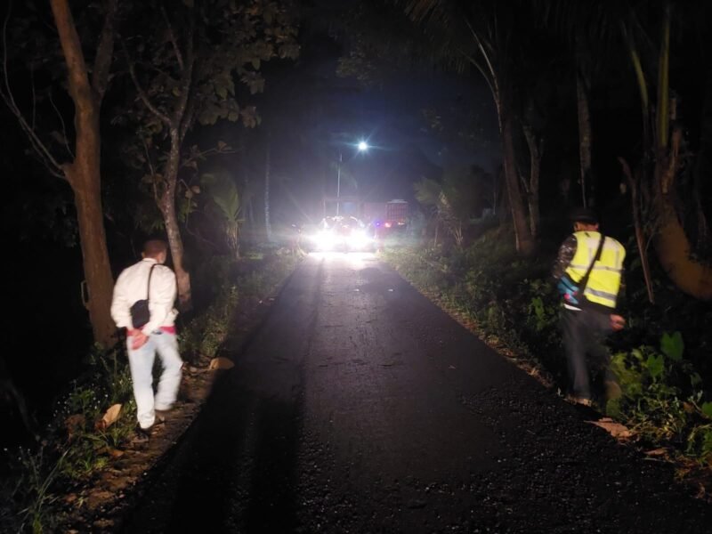 Ket foto. Akses jalan dari Slatri menuju Paid pada saat sedang diperbaiki
