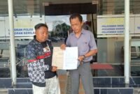 Dokumen foto, muslim property dan kuasa hukum saat tunjukkan bukti pelaporan di polres Pasuruan