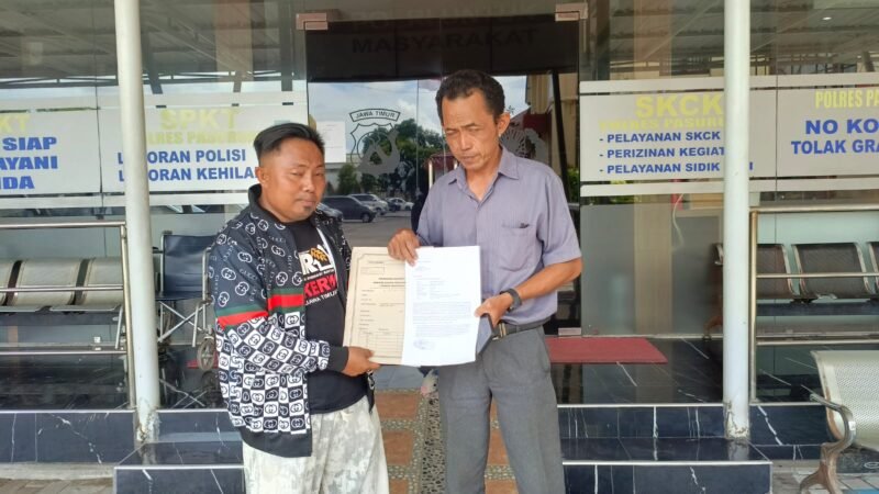 Dokumen foto, muslim property dan kuasa hukum saat tunjukkan bukti pelaporan di polres Pasuruan