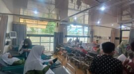 Ket foto. Murid murid MTS Alkhalifah Cepokomulyo, Kepanjen saat mendapatkan penanganan media usai mengalami keracunan 