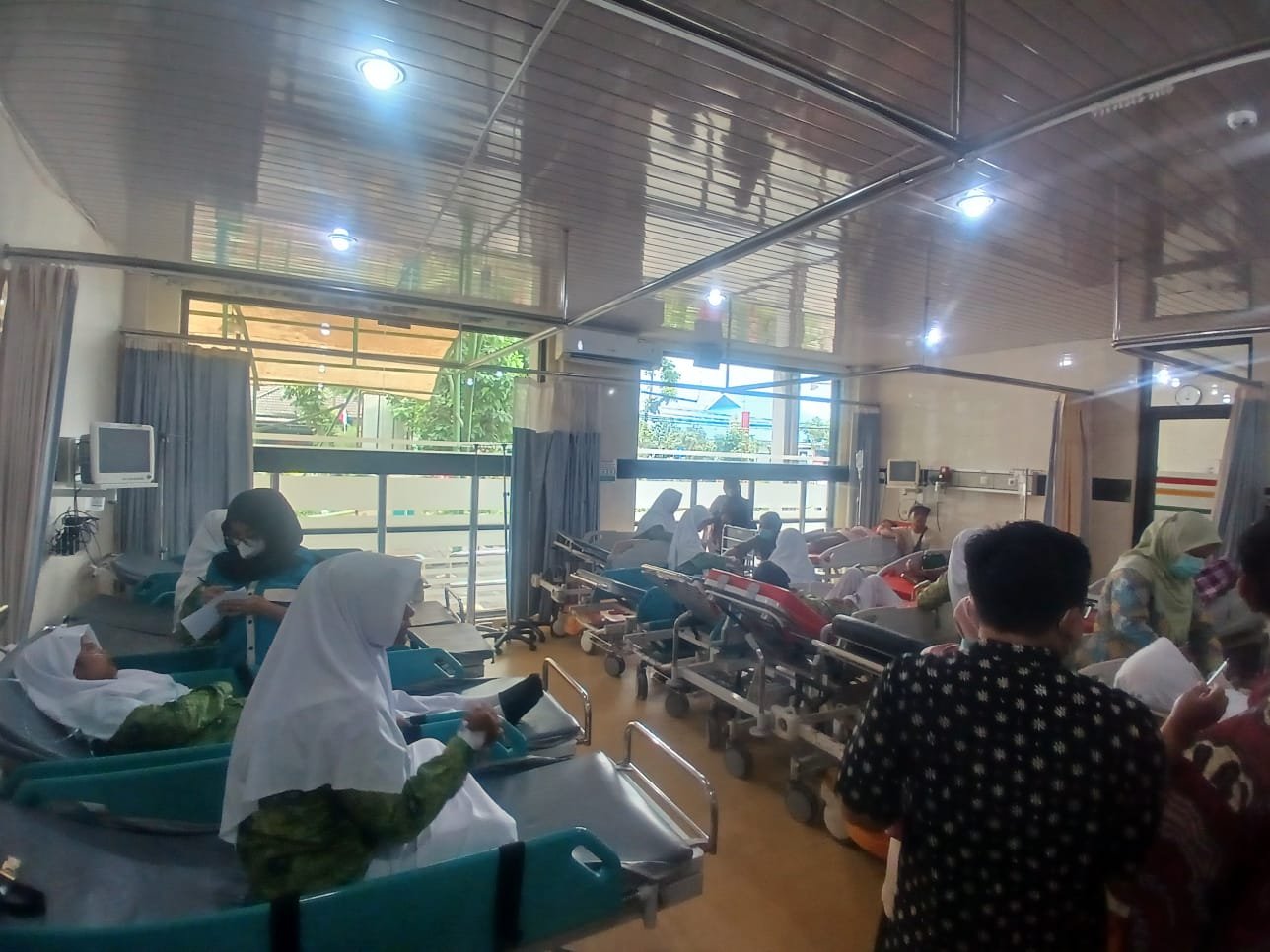 16 Siswa dan 2 Guru MTS di Kepanjen Dilarikan ke RSUD Kanjuruhan, Diduga Alami Keracunan Makanan IMG-20251023-WA0012