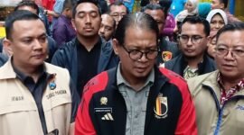 Ket foto. Deputi III Bidang Penganekaragaman Konsumsi dan Keamanan Pangan Bapanas, Andriko Noto Susanto didampingi Satgas Pangan Provinsi Jatim dan Kabupaten Malang saat ditemui awak media usai mengecek HET beras di pasar tradisional dan pasar modern di Singosari 