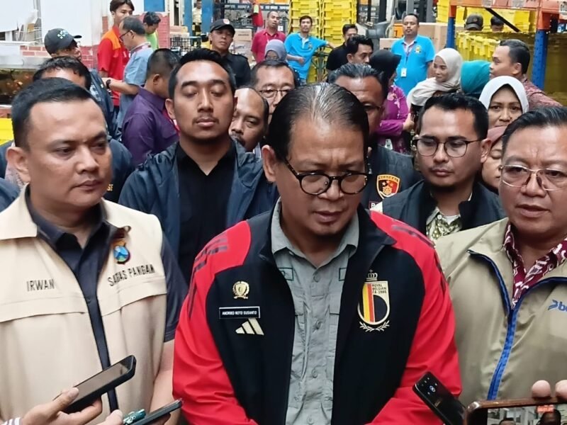 Ket foto. Deputi III Bidang Penganekaragaman Konsumsi dan Keamanan Pangan Bapanas, Andriko Noto Susanto didampingi Satgas Pangan Provinsi Jatim dan Kabupaten Malang saat ditemui awak media usai mengecek HET beras di pasar tradisional dan pasar modern di Singosari 
