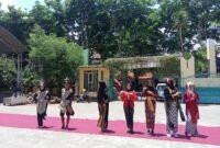 Dok. Foto saat kepala sekolah A. Ponali bagikan tanda juara tampilsn terbaik siswa .