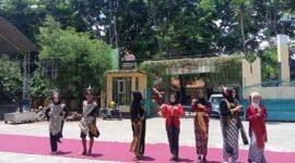 Dok. Foto saat kepala sekolah A. Ponali bagikan tanda juara tampilsn terbaik siswa .