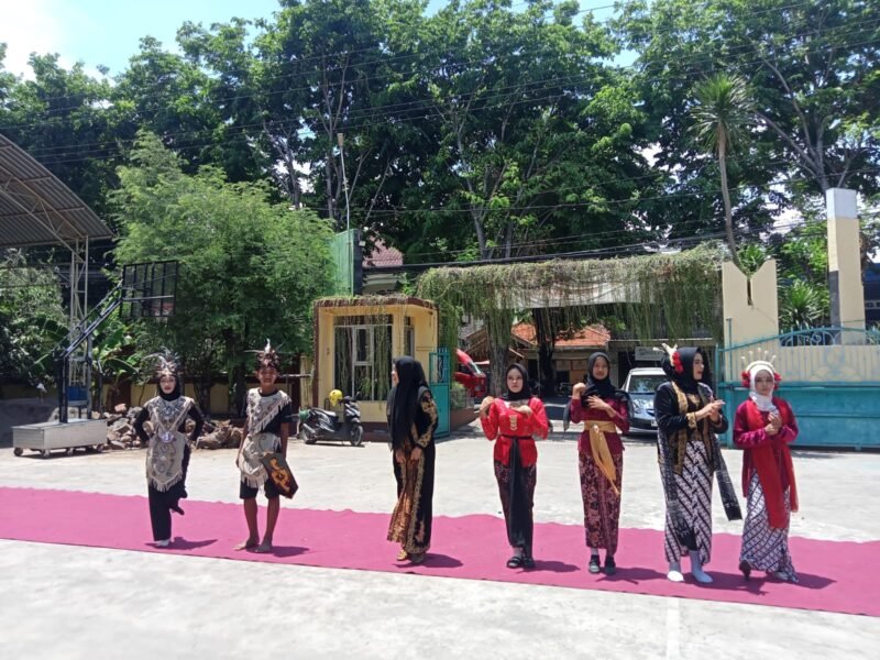 Dok. Foto saat kepala sekolah A. Ponali bagikan tanda juara tampilsn terbaik siswa .