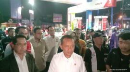 Ket foto. Menteri Energi dan Sumber Daya Mineral (ESDM) Bahlil Lahadalia bersama tim dari Pertamina dan jajarannya saat mengecek SPBU 26 di jalan raya Asrikaton Pakis Kabupaten Malang 