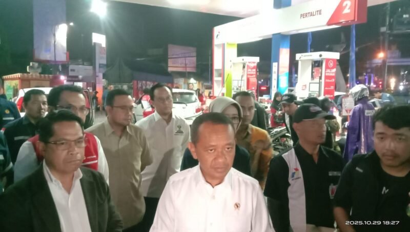 Ket foto. Menteri Energi dan Sumber Daya Mineral (ESDM) Bahlil Lahadalia bersama tim dari Pertamina dan jajarannya saat mengecek SPBU 26 di jalan raya Asrikaton Pakis Kabupaten Malang 
