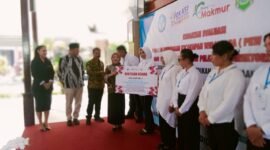 Ket foto. Wakil Bupati Malang Hj Lathifah Shohib didampingi Kepala Dinas Pendidikan, Suwadji saat memberikan apresiasi pada peserta pelatihan tata kecantikan di Pendopo Panji Kepanjen Malang 