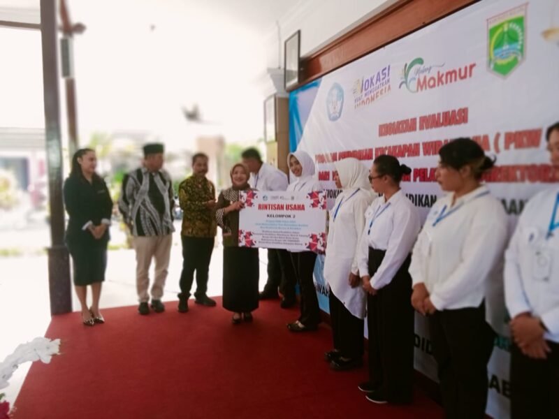 Ket foto. Wakil Bupati Malang Hj Lathifah Shohib didampingi Kepala Dinas Pendidikan, Suwadji saat memberikan apresiasi pada peserta pelatihan tata kecantikan di Pendopo Panji Kepanjen Malang 