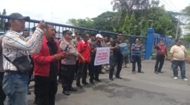 Dokumen foto FPKSM saat aksi didepan Pabrik Aqua Gondang Wetan