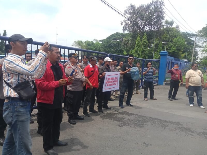 Dokumen foto FPKSM saat aksi didepan Pabrik Aqua Gondang Wetan