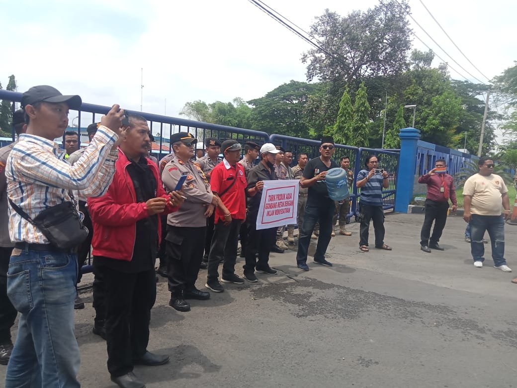 FPKSM Gelar Aksi di Depan Pabrik AQUA Gondang Wetan, Pertanyakan Sumber Air Dalam Kemasan Merk Aqua IMG-20251030-WA0014