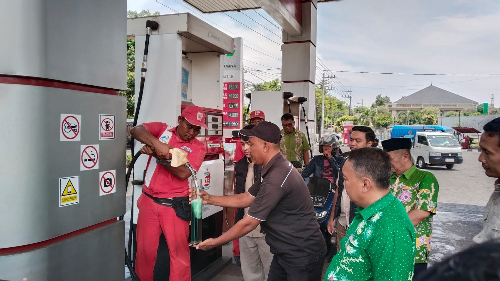Satreskrim Bersama Disperindag Sidak SPBU Antisipasi Pertalite Bercampur IMG-20251031-WA0003