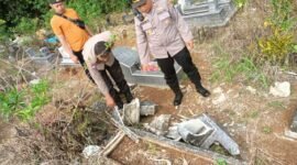 Ket foto. Personel Kepolisian Resor Malang saat melakukan olah TKP di pemakaman umum Kecamatan Bantur