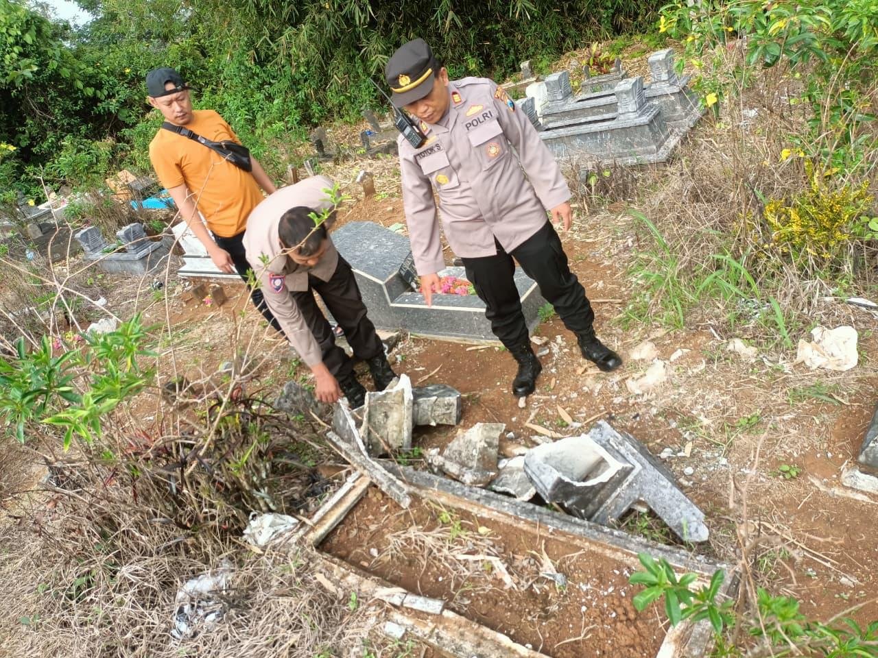 Polres Malang Selidiki Kasus Pengerusakan 22 Makam di Desa Bantur, Warga Diminta Tetap Tenang IMG-20251031-WA0006