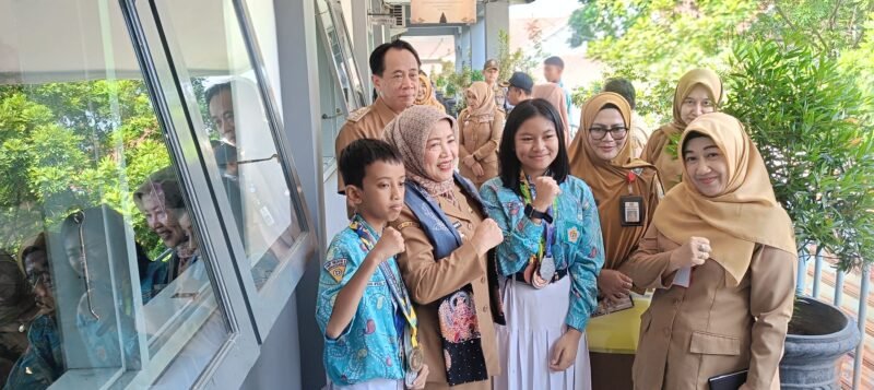 Ket foto. Wakil Bupati Malang Hj Lathifah Shohib saat berada di SMPN 1 Singosari untuk mengecek sarana prasarana pendukung untuk menjadi sekolah unggulan 