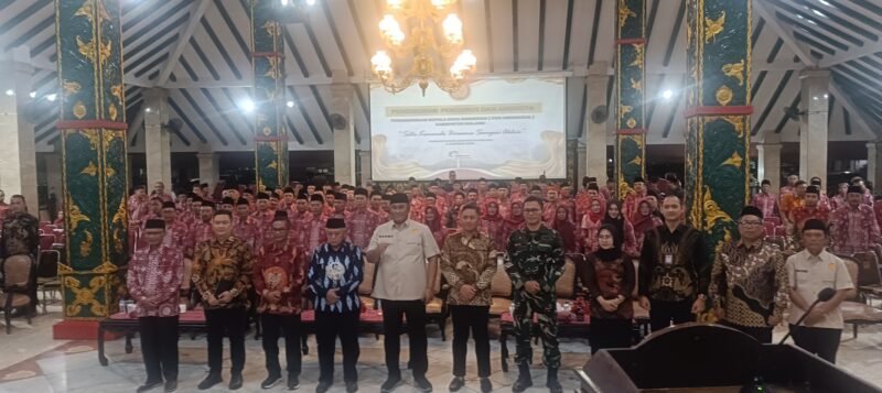 Ket foto. Bupati Malang H.M Sanusi, Sekretaris Daerah dan Forkompinda bersama pengurus PKDI Kabupaten Malang  yang baru dikukuhkan