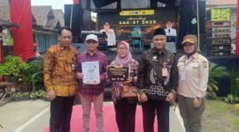 Ket foto. Camat Singosari kabupaten Malang Wellem, S.Sos., bersama perangkat desa Pagentan usai menerima penghargaan 