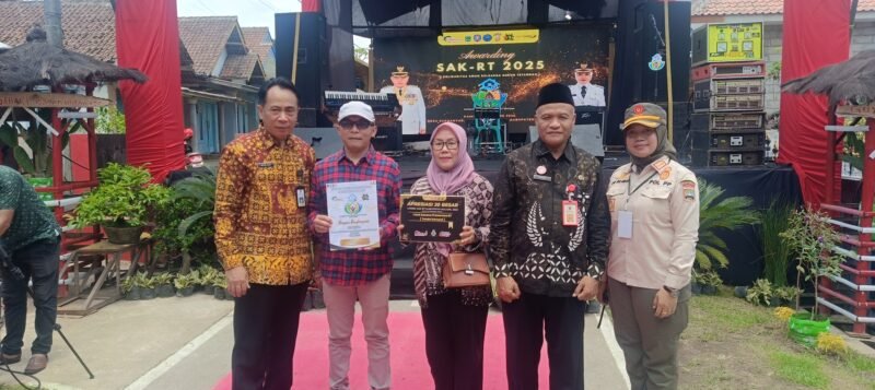 Ket foto. Camat Singosari kabupaten Malang Wellem, S.Sos., bersama perangkat desa Pagentan usai menerima penghargaan 