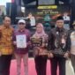 Ket foto. Camat Singosari kabupaten Malang Wellem, S.Sos., bersama perangkat desa Pagentan usai menerima penghargaan 