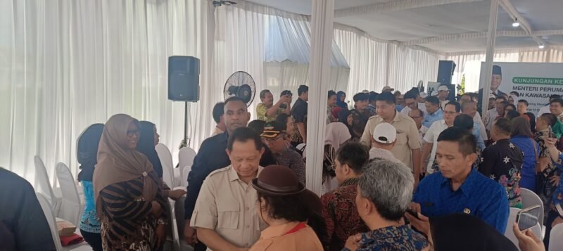 Ket foto. Jenderal Polisi Purn Tito karnavian saat menyalami warga masyarakat perumahan PNS di Sukun Kota Malang 