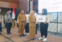 Ket foto. Wakil Bupati Malang Hj Lathifah Shohib bersama Kepala Dinas Pendidikan, Suwadji saat memberikan bantuan pendidikan pada perwakilan murid sekolah