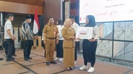 Ket foto. Wakil Bupati Malang Hj Lathifah Shohib bersama Kepala Dinas Pendidikan, Suwadji saat memberikan bantuan pendidikan pada perwakilan murid sekolah