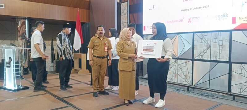 Ket foto. Wakil Bupati Malang Hj Lathifah Shohib bersama Kepala Dinas Pendidikan, Suwadji saat memberikan bantuan pendidikan pada perwakilan murid sekolah