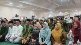 Ket foto. Wakil Bupati Malang, Hj. Lathifah Shohib bersama para Kyai, Bu Nyai serta Ketua FKDT beserta pengurus 