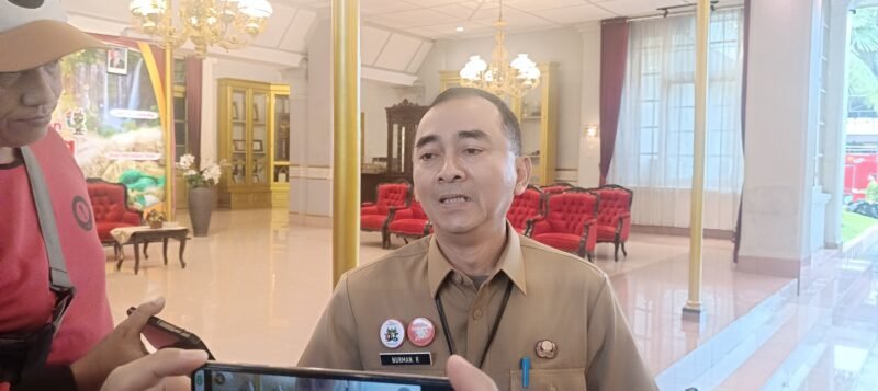 Ket foto. Kepala Badan Kepegawaian dan Sumber Daya Manusia Kabupaten Malang, Nurman Ramdansyah saat diwawancara awak media di Pendopo Agung Kabupaten Malang 