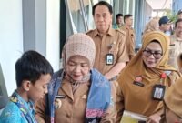 Ket foto. Kepala Bidang SMP Dinas Pendidikan, Nurul Sri Utami (kanan) saat mendampingi kunjungan Wakil Bupati Malang Hj Lathifah Shohib di SMPN 1 Singosari 