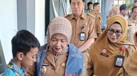 Ket foto. Kepala Bidang SMP Dinas Pendidikan, Nurul Sri Utami (kanan) saat mendampingi kunjungan Wakil Bupati Malang Hj Lathifah Shohib di SMPN 1 Singosari 