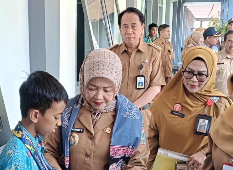 Ket foto. Kepala Bidang SMP Dinas Pendidikan, Nurul Sri Utami (kanan) saat mendampingi kunjungan Wakil Bupati Malang Hj Lathifah Shohib di SMPN 1 Singosari 