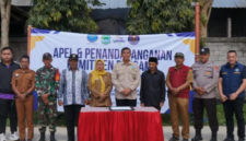Ket foto. Badan Narkotika Nasional Kabupaten (BNNK) Kabupaten Malang Letkol Laut (PM) Hendratmo Budi Wibowo, S.Pd, saat penandatanganan komitmen bersama bersih narkotika dengan Pemerintahan Desa Sumberdem Wonosari 