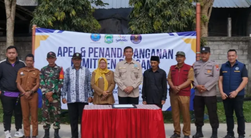 Ket foto. Badan Narkotika Nasional Kabupaten (BNNK) Kabupaten Malang Letkol Laut (PM) Hendratmo Budi Wibowo, S.Pd, saat penandatanganan komitmen bersama bersih narkotika dengan Pemerintahan Desa Sumberdem Wonosari 
