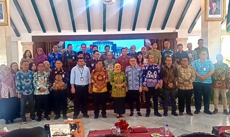 Ket foto. Wakil Bupati Malang Hj Lathifah Shohib bersama Forum Pokja CSR Kabupaten Malang yang baru saja dikukuhkan