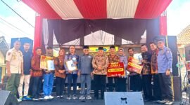 Ket foto. Bupati Malang H.M Sanusi bersama anggota DPRD saat sesi foto bersama dengan para pemenang lomba