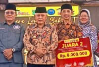 Ket foto. Bupati Malang H.M Sanusi bersama Kepala Desa Tirtomoyo Pakis usai memperoleh penghargaan sebagai juara ke II dalam Lomba SAK-RT di Desa Sukoanyar Wajak