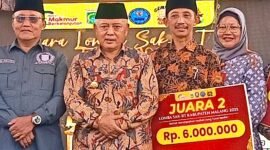 Ket foto. Bupati Malang H.M Sanusi bersama Kepala Desa Tirtomoyo Pakis usai memperoleh penghargaan sebagai juara ke II dalam Lomba SAK-RT di Desa Sukoanyar Wajak