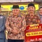 Ket foto. Bupati Malang H.M Sanusi bersama Kepala Desa Tirtomoyo Pakis usai memperoleh penghargaan sebagai juara ke II dalam Lomba SAK-RT di Desa Sukoanyar Wajak