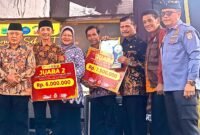 Ket foto. Bupati Malang H.M Sanusi bersama Kasatpol PP dan Camat Wajak sesi foto bersama juara satu dan dua lomba SAK-RT tahun 2025