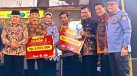 Ket foto. Bupati Malang H.M Sanusi bersama Kasatpol PP dan Camat Wajak sesi foto bersama juara satu dan dua lomba SAK-RT tahun 2025